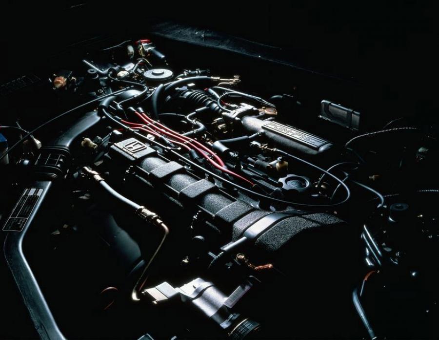 Моторный отсек Honda Prelude 2.0 XX 1987 года  (фото 2 из 7)